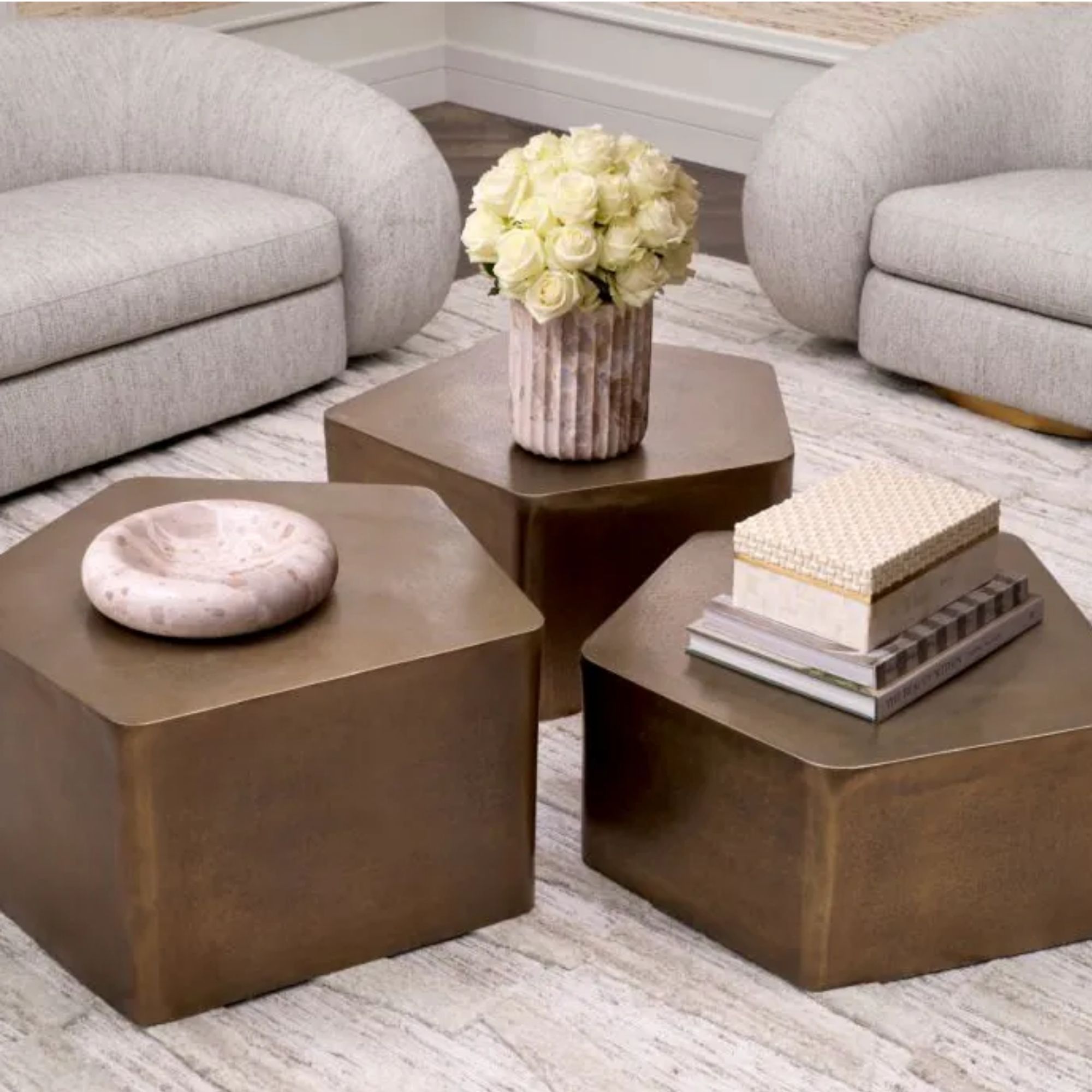 Veenazza Cocktail Table set of 3
